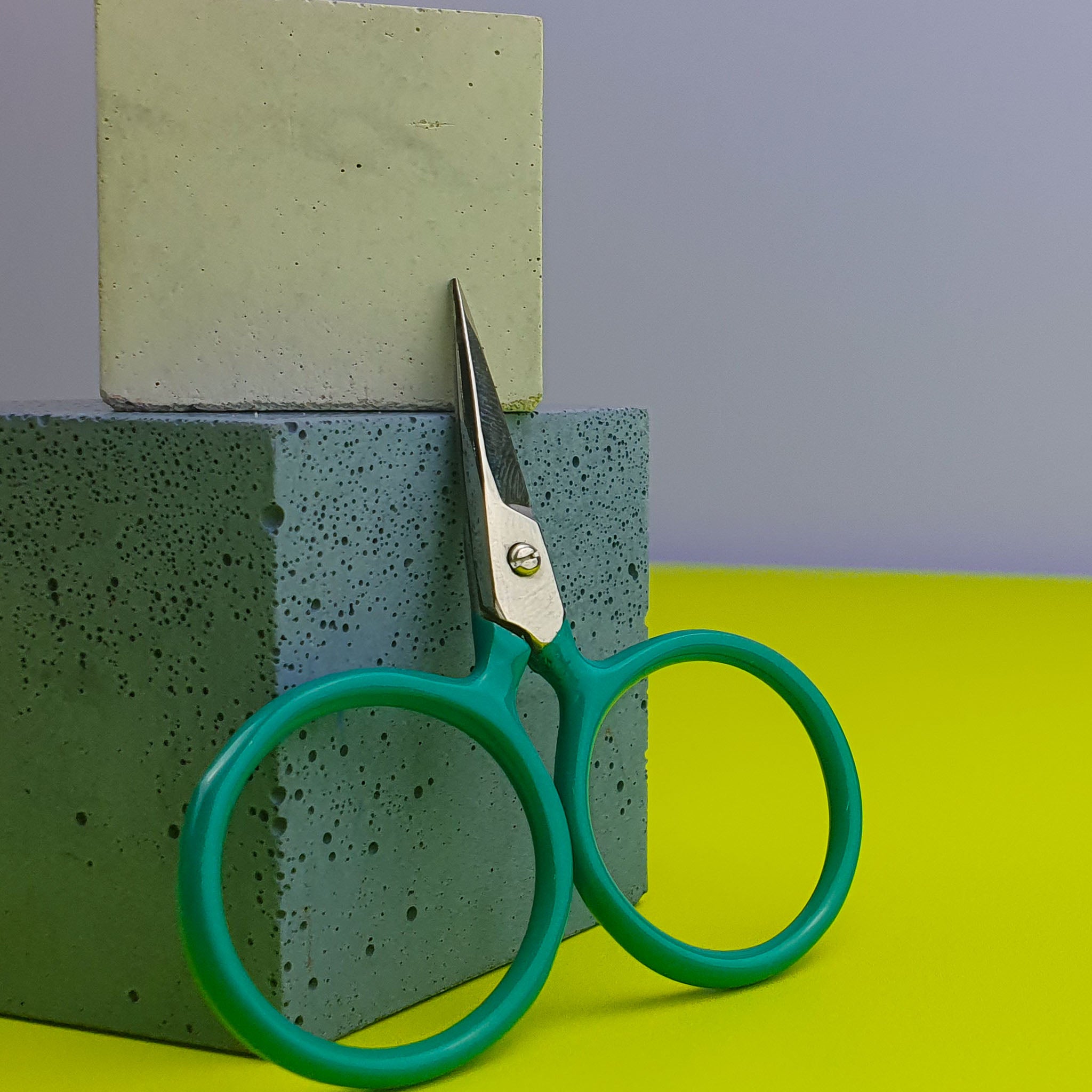 Kelmscott Design Putford Embroidery Scissor Green