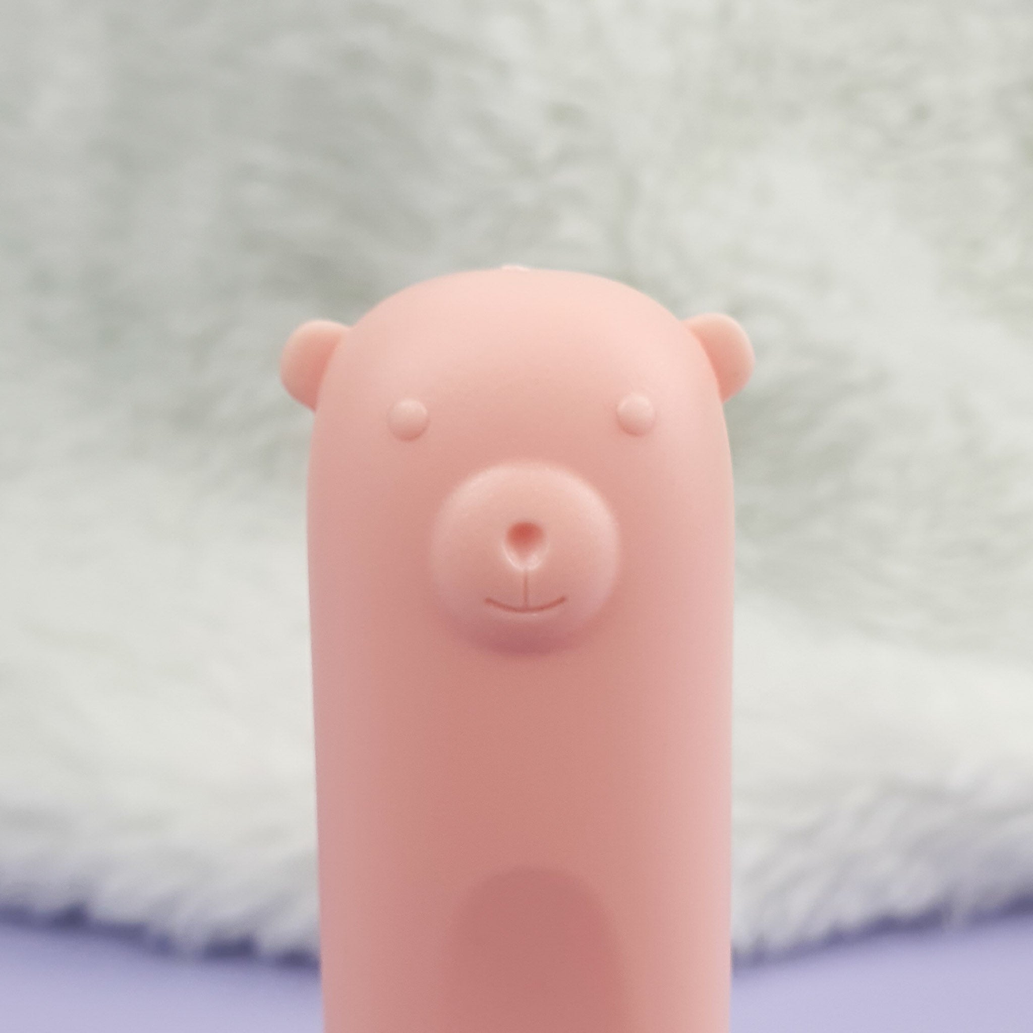 Tufting Fluff Remover Lint Scraper Pink / Orange bear design close up