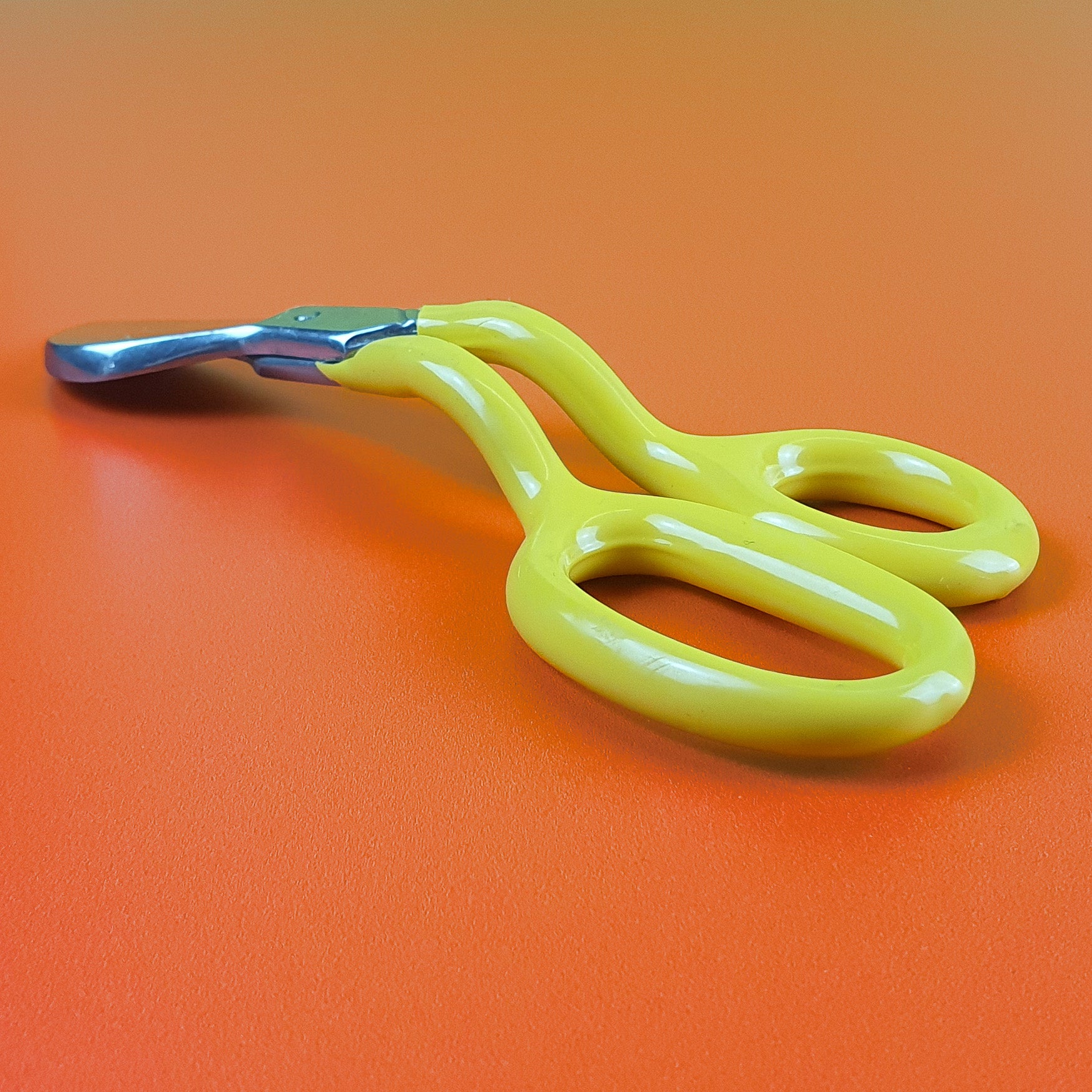 Duckbill Scissor Yellow close up