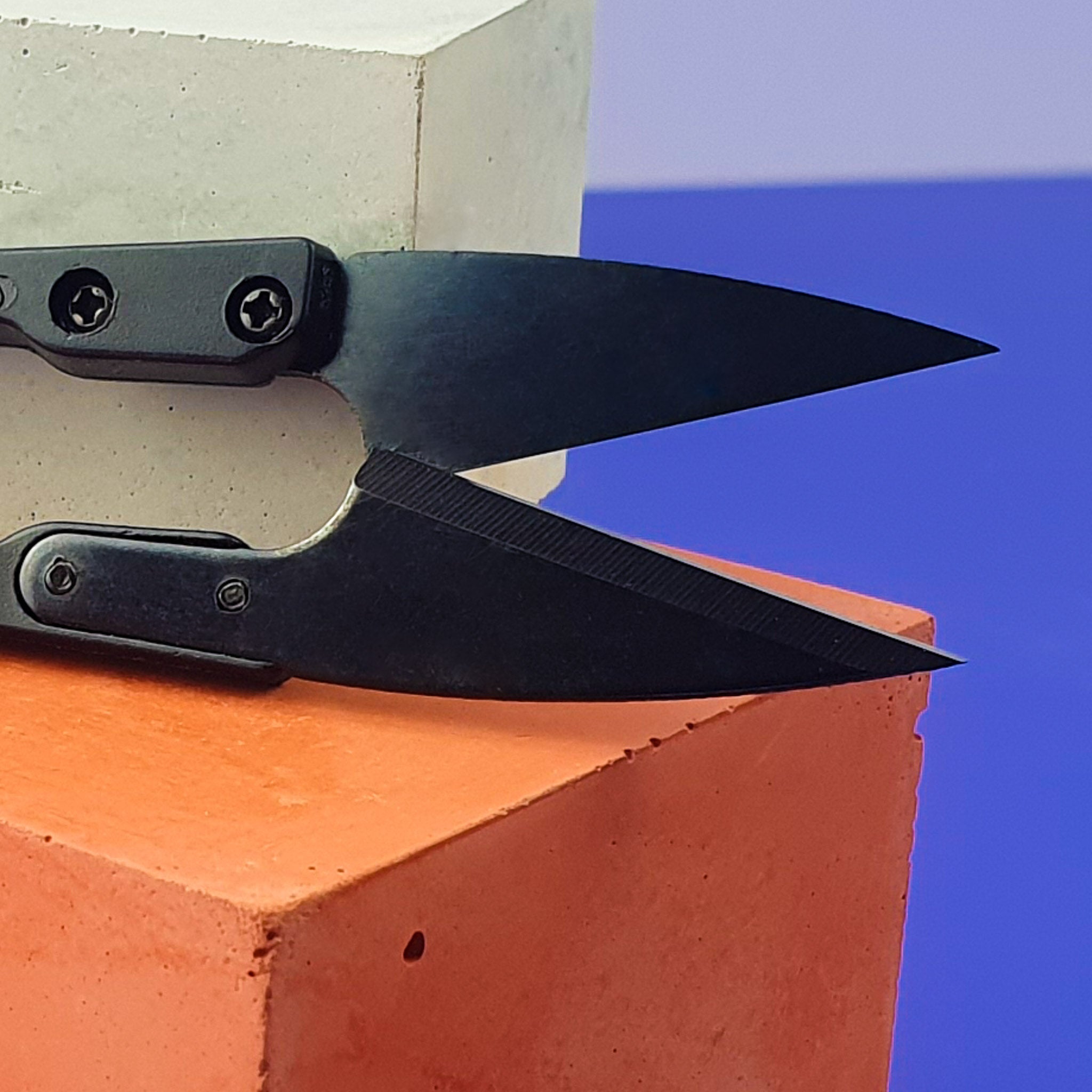 close up of black thread snips blades